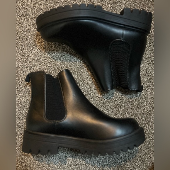 UNR8ED POP CHELSEA BLACK BOOTS | SIZE 7.5 |BRAND NEW | NEVER WORN - Picture 2 of 6